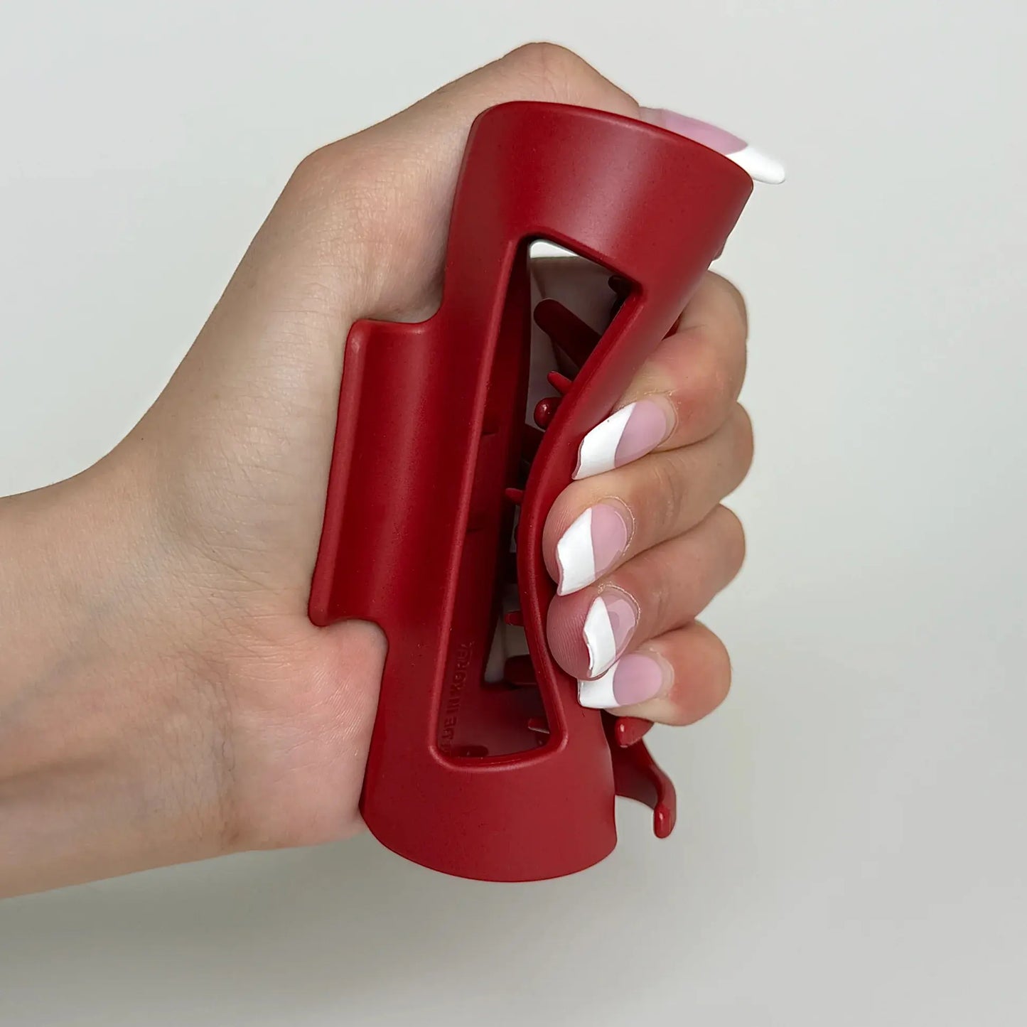 Soflyn Clip big size soft flexible claw clip in Crimson Bloom, innovative large claw clip that’s soft, flexible, and perfect for thick or long hair.