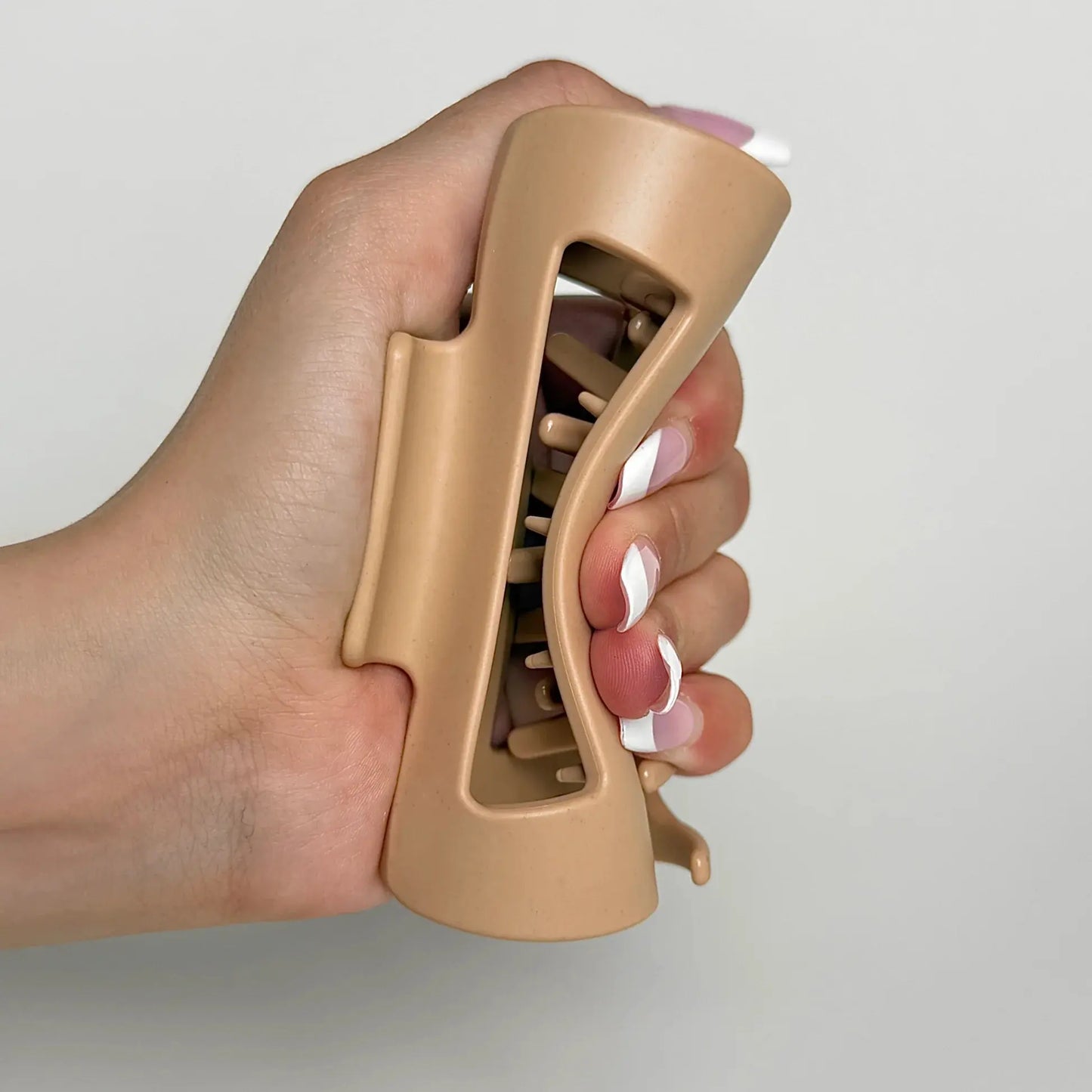 Soflyn Clip big size soft flexible claw clip in Sandstone Nude, innovative design for gentle, secure all-day hold without pain or breakage.